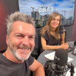 Diana Bolocco Instagram – Lo hemos pasado bien en la radio este año!!!! Si o no @crissancheztv? Lo mejor es que hacemos el programa desde nuestra propia casa! De 17:00 a 18:00 en @pauta.cl 🖤🖤🖤🖤