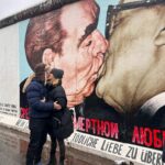 Diana Bolocco Instagram - Berlín. 🇩🇪 Que ciudad más alucinante. Increíble pensar que estuvo dividida por casi tres décadas!! Quedan muchas muestras de los bombardeos de la segunda guerra y del muro además de un montón de memoriales y museos para que no nos olvidemos nunca de las atrocidades que se cometieron. 🙏🏻🙏🏻🙌🏻🙌🏻❤️❤️ Foto 1- Restos del muro de Berlín:🥲. Célebre beso de Brezhnev (ex líder soviético) y Honecker (ex primer ministro Alemán). 2- Otra parte del muro 3- Puente de Oberbaum 4- Catedral Luterana 5- Mi familia y la Catedral 😜 6- Mercadito navideño y Palacio Real 7- Memorial a los judíos de Europa asesinados durante la segunda guerra 8- Memorial 9- Otro trozo del muro 10- Nieve en Berlín 🥶❄️ #shotoniphone