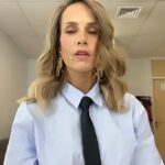 Diana Bolocco Instagram – Amo los looks “masculinos”. La ropa no tiene género. #LaRopaEsRopa 
Nos vemos muy luego en un nuevo capítulo de @granhermano #granhermanochv

Aros @lenna.cl
Glam: @xsecall2 @paularoldan_makeup @danifeerstyle @marinaramg