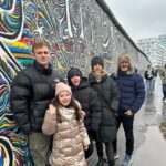 Diana Bolocco Instagram - Berlín. 🇩🇪 Que ciudad más alucinante. Increíble pensar que estuvo dividida por casi tres décadas!! Quedan muchas muestras de los bombardeos de la segunda guerra y del muro además de un montón de memoriales y museos para que no nos olvidemos nunca de las atrocidades que se cometieron. 🙏🏻🙏🏻🙌🏻🙌🏻❤️❤️ Foto 1- Restos del muro de Berlín:🥲. Célebre beso de Brezhnev (ex líder soviético) y Honecker (ex primer ministro Alemán). 2- Otra parte del muro 3- Puente de Oberbaum 4- Catedral Luterana 5- Mi familia y la Catedral 😜 6- Mercadito navideño y Palacio Real 7- Memorial a los judíos de Europa asesinados durante la segunda guerra 8- Memorial 9- Otro trozo del muro 10- Nieve en Berlín 🥶❄️ #shotoniphone