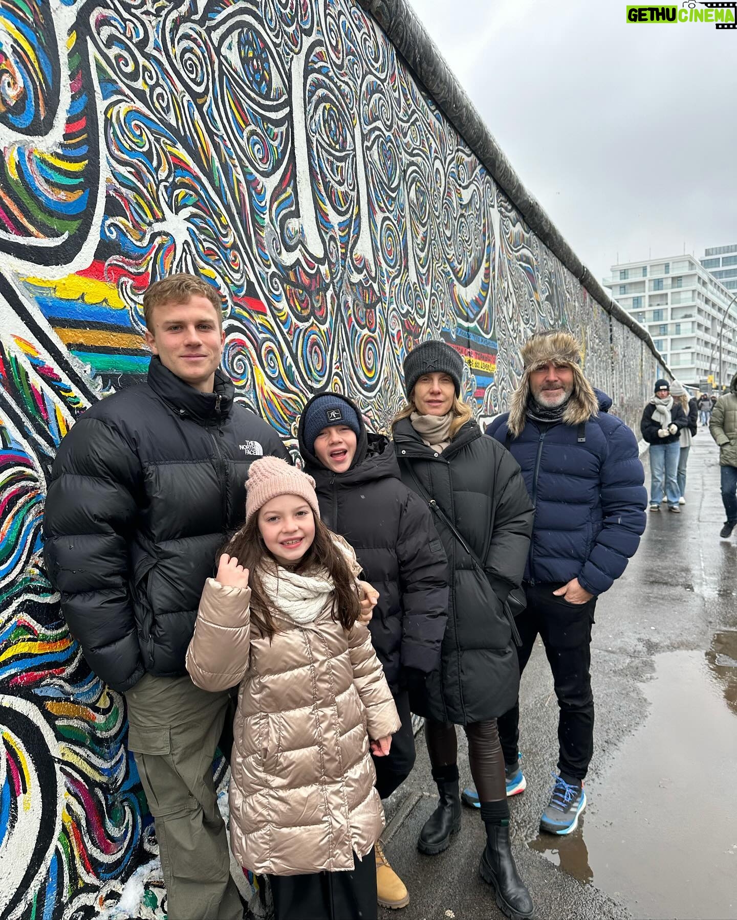Diana Bolocco Instagram - Berlín. 🇩🇪 Que ciudad más alucinante. Increíble pensar que estuvo dividida por casi tres décadas!! Quedan muchas muestras de los bombardeos de la segunda guerra y del muro además de un montón de memoriales y museos para que no nos olvidemos nunca de las atrocidades que se cometieron. 🙏🏻🙏🏻🙌🏻🙌🏻❤️❤️ Foto 1- Restos del muro de Berlín:🥲. Célebre beso de Brezhnev (ex líder soviético) y Honecker (ex primer ministro Alemán). 2- Otra parte del muro 3- Puente de Oberbaum 4- Catedral Luterana 5- Mi familia y la Catedral 😜 6- Mercadito navideño y Palacio Real 7- Memorial a los judíos de Europa asesinados durante la segunda guerra 8- Memorial 9- Otro trozo del muro 10- Nieve en Berlín 🥶❄️ #shotoniphone