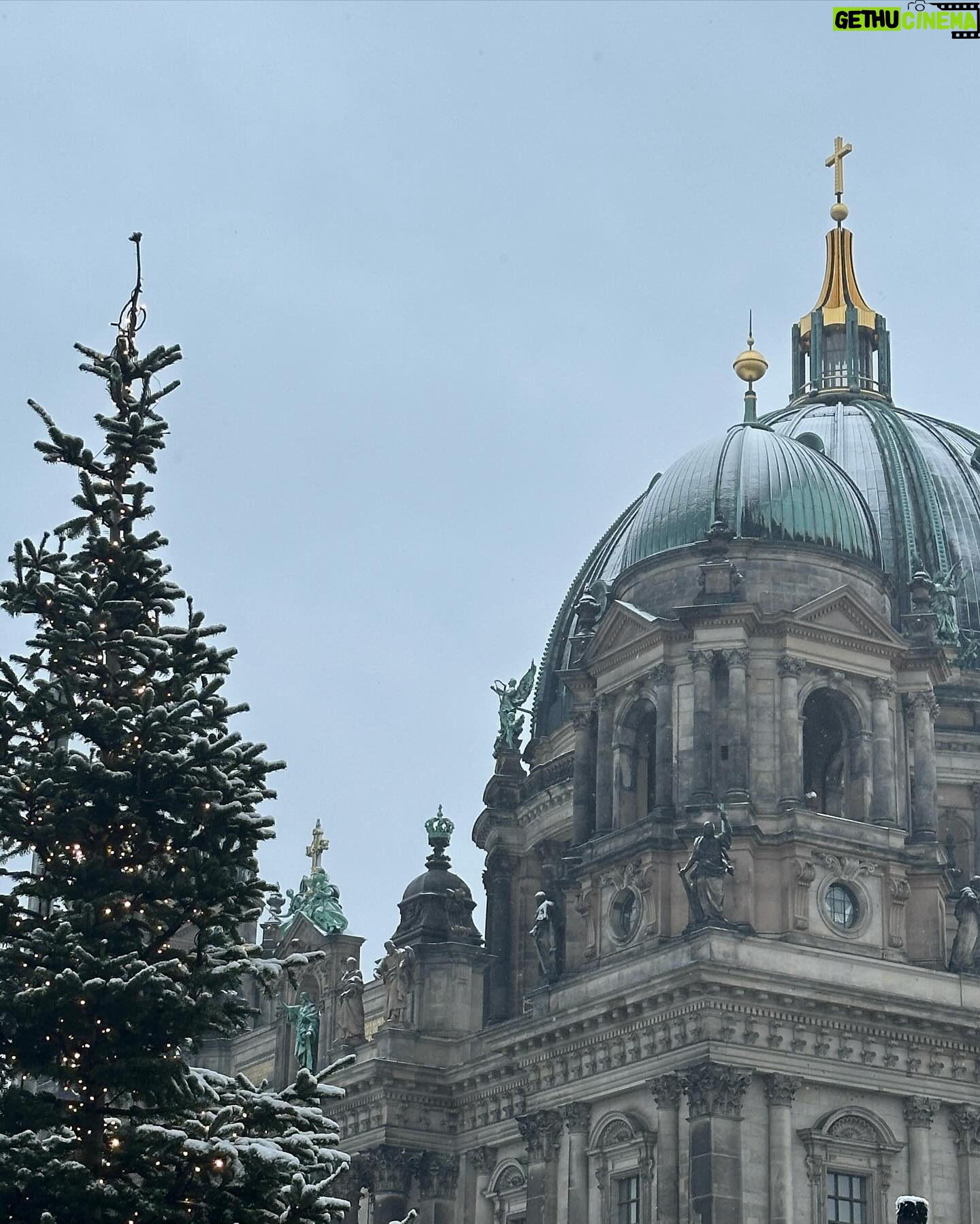 Diana Bolocco Instagram - Berlín. 🇩🇪 Que ciudad más alucinante. Increíble pensar que estuvo dividida por casi tres décadas!! Quedan muchas muestras de los bombardeos de la segunda guerra y del muro además de un montón de memoriales y museos para que no nos olvidemos nunca de las atrocidades que se cometieron. 🙏🏻🙏🏻🙌🏻🙌🏻❤️❤️ Foto 1- Restos del muro de Berlín:🥲. Célebre beso de Brezhnev (ex líder soviético) y Honecker (ex primer ministro Alemán). 2- Otra parte del muro 3- Puente de Oberbaum 4- Catedral Luterana 5- Mi familia y la Catedral 😜 6- Mercadito navideño y Palacio Real 7- Memorial a los judíos de Europa asesinados durante la segunda guerra 8- Memorial 9- Otro trozo del muro 10- Nieve en Berlín 🥶❄️ #shotoniphone