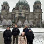 Diana Bolocco Instagram - Berlín. 🇩🇪 Que ciudad más alucinante. Increíble pensar que estuvo dividida por casi tres décadas!! Quedan muchas muestras de los bombardeos de la segunda guerra y del muro además de un montón de memoriales y museos para que no nos olvidemos nunca de las atrocidades que se cometieron. 🙏🏻🙏🏻🙌🏻🙌🏻❤️❤️ Foto 1- Restos del muro de Berlín:🥲. Célebre beso de Brezhnev (ex líder soviético) y Honecker (ex primer ministro Alemán). 2- Otra parte del muro 3- Puente de Oberbaum 4- Catedral Luterana 5- Mi familia y la Catedral 😜 6- Mercadito navideño y Palacio Real 7- Memorial a los judíos de Europa asesinados durante la segunda guerra 8- Memorial 9- Otro trozo del muro 10- Nieve en Berlín 🥶❄️ #shotoniphone