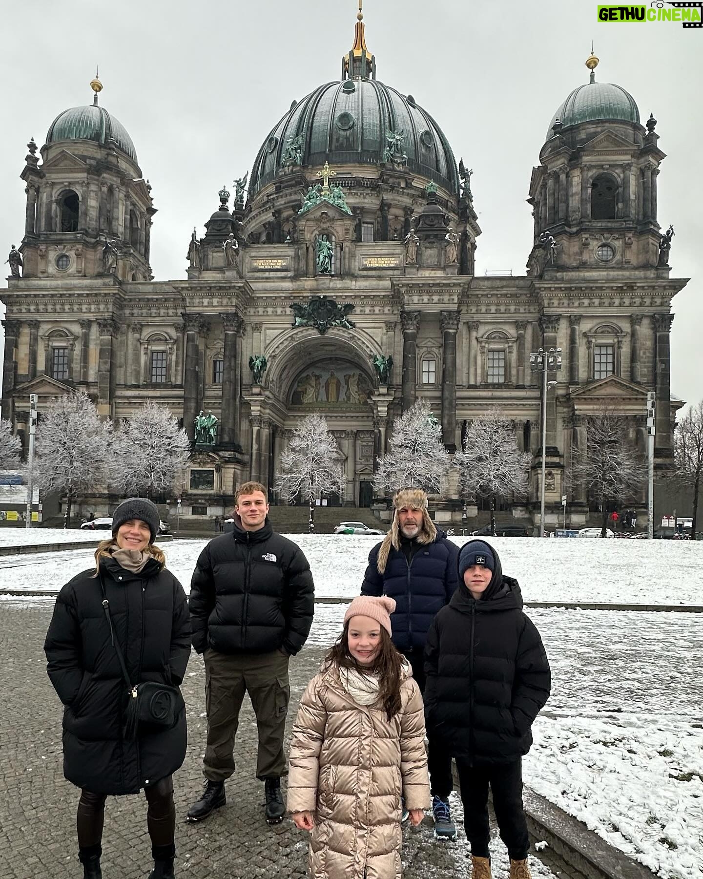 Diana Bolocco Instagram - Berlín. 🇩🇪 Que ciudad más alucinante. Increíble pensar que estuvo dividida por casi tres décadas!! Quedan muchas muestras de los bombardeos de la segunda guerra y del muro además de un montón de memoriales y museos para que no nos olvidemos nunca de las atrocidades que se cometieron. 🙏🏻🙏🏻🙌🏻🙌🏻❤️❤️ Foto 1- Restos del muro de Berlín:🥲. Célebre beso de Brezhnev (ex líder soviético) y Honecker (ex primer ministro Alemán). 2- Otra parte del muro 3- Puente de Oberbaum 4- Catedral Luterana 5- Mi familia y la Catedral 😜 6- Mercadito navideño y Palacio Real 7- Memorial a los judíos de Europa asesinados durante la segunda guerra 8- Memorial 9- Otro trozo del muro 10- Nieve en Berlín 🥶❄️ #shotoniphone