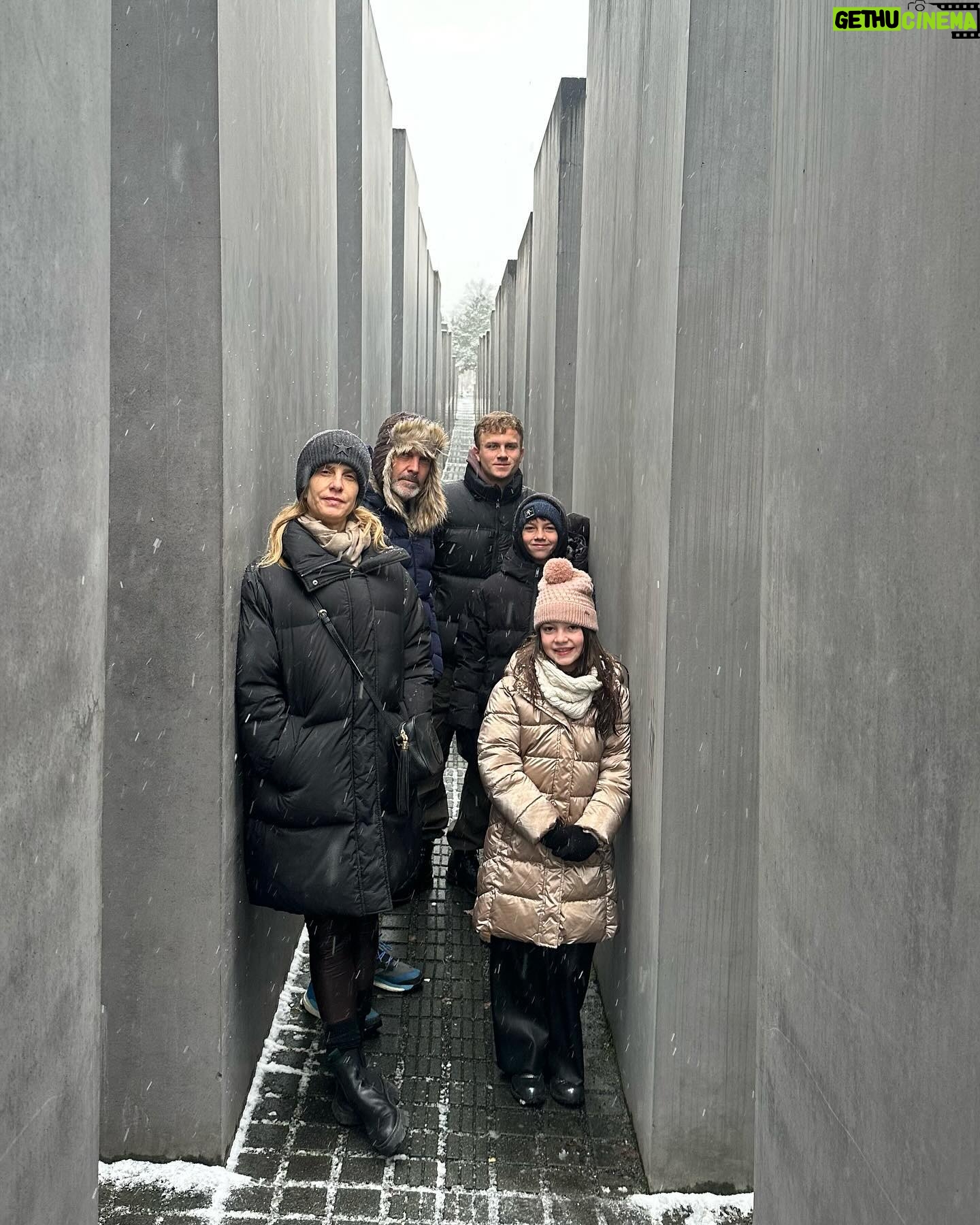 Diana Bolocco Instagram - Berlín. 🇩🇪 Que ciudad más alucinante. Increíble pensar que estuvo dividida por casi tres décadas!! Quedan muchas muestras de los bombardeos de la segunda guerra y del muro además de un montón de memoriales y museos para que no nos olvidemos nunca de las atrocidades que se cometieron. 🙏🏻🙏🏻🙌🏻🙌🏻❤️❤️ Foto 1- Restos del muro de Berlín:🥲. Célebre beso de Brezhnev (ex líder soviético) y Honecker (ex primer ministro Alemán). 2- Otra parte del muro 3- Puente de Oberbaum 4- Catedral Luterana 5- Mi familia y la Catedral 😜 6- Mercadito navideño y Palacio Real 7- Memorial a los judíos de Europa asesinados durante la segunda guerra 8- Memorial 9- Otro trozo del muro 10- Nieve en Berlín 🥶❄️ #shotoniphone