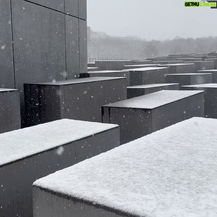 Diana Bolocco Instagram - Berlín. 🇩🇪 Que ciudad más alucinante. Increíble pensar que estuvo dividida por casi tres décadas!! Quedan muchas muestras de los bombardeos de la segunda guerra y del muro además de un montón de memoriales y museos para que no nos olvidemos nunca de las atrocidades que se cometieron. 🙏🏻🙏🏻🙌🏻🙌🏻❤️❤️ Foto 1- Restos del muro de Berlín:🥲. Célebre beso de Brezhnev (ex líder soviético) y Honecker (ex primer ministro Alemán). 2- Otra parte del muro 3- Puente de Oberbaum 4- Catedral Luterana 5- Mi familia y la Catedral 😜 6- Mercadito navideño y Palacio Real 7- Memorial a los judíos de Europa asesinados durante la segunda guerra 8- Memorial 9- Otro trozo del muro 10- Nieve en Berlín 🥶❄️ #shotoniphone