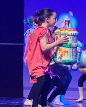Diana Bolocco Instagram - Mi niña bailarina tuvo su presentación!!! Se esforzó tanto y quedó tan feliz con el resultado! Y nosotros…. Ultra orgullosos!!! Después de la segunda foto vienen algunos de sus momentos en el escenario 🩰 🩰🩰🩰🩰 @crissancheztv