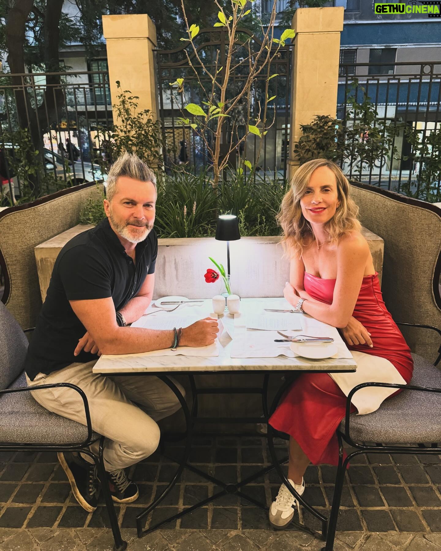 Diana Bolocco Instagram - Después de muchos años pudimos al fin salir a celebrar el día de San Valentín. Casi nunca podemos por nuestros trabajos, pero qué importa??!!!! Soy feliz los 365 días del año a tu lado. Soy feliz contigo incluso esos días en que estamos enojados, o cansados, o consumidos por la rutina y los compromisos de todo tipo. Te amo siempre, aunque no te lo diga, aunque no alcance a verte en un día completo por culpa de nuestros horarios, aunque sólo te mande un mensaje por algo cotidiano. Y sabes qué? Yo también me siento ultra amada por tí @crissancheztv. Feliz día mi amor!!!!! Ah! Y por supuesto…. Feliz día del amor y la amistad a todos los miembros de esta maravillosa comunidad virtual. Ya está. En este preciso momento dejo el teléfono de lado para seguir celebrando 😜😈❤️