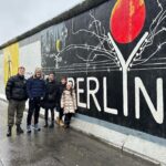 Diana Bolocco Instagram - Berlín. 🇩🇪 Que ciudad más alucinante. Increíble pensar que estuvo dividida por casi tres décadas!! Quedan muchas muestras de los bombardeos de la segunda guerra y del muro además de un montón de memoriales y museos para que no nos olvidemos nunca de las atrocidades que se cometieron. 🙏🏻🙏🏻🙌🏻🙌🏻❤️❤️ Foto 1- Restos del muro de Berlín:🥲. Célebre beso de Brezhnev (ex líder soviético) y Honecker (ex primer ministro Alemán). 2- Otra parte del muro 3- Puente de Oberbaum 4- Catedral Luterana 5- Mi familia y la Catedral 😜 6- Mercadito navideño y Palacio Real 7- Memorial a los judíos de Europa asesinados durante la segunda guerra 8- Memorial 9- Otro trozo del muro 10- Nieve en Berlín 🥶❄️ #shotoniphone