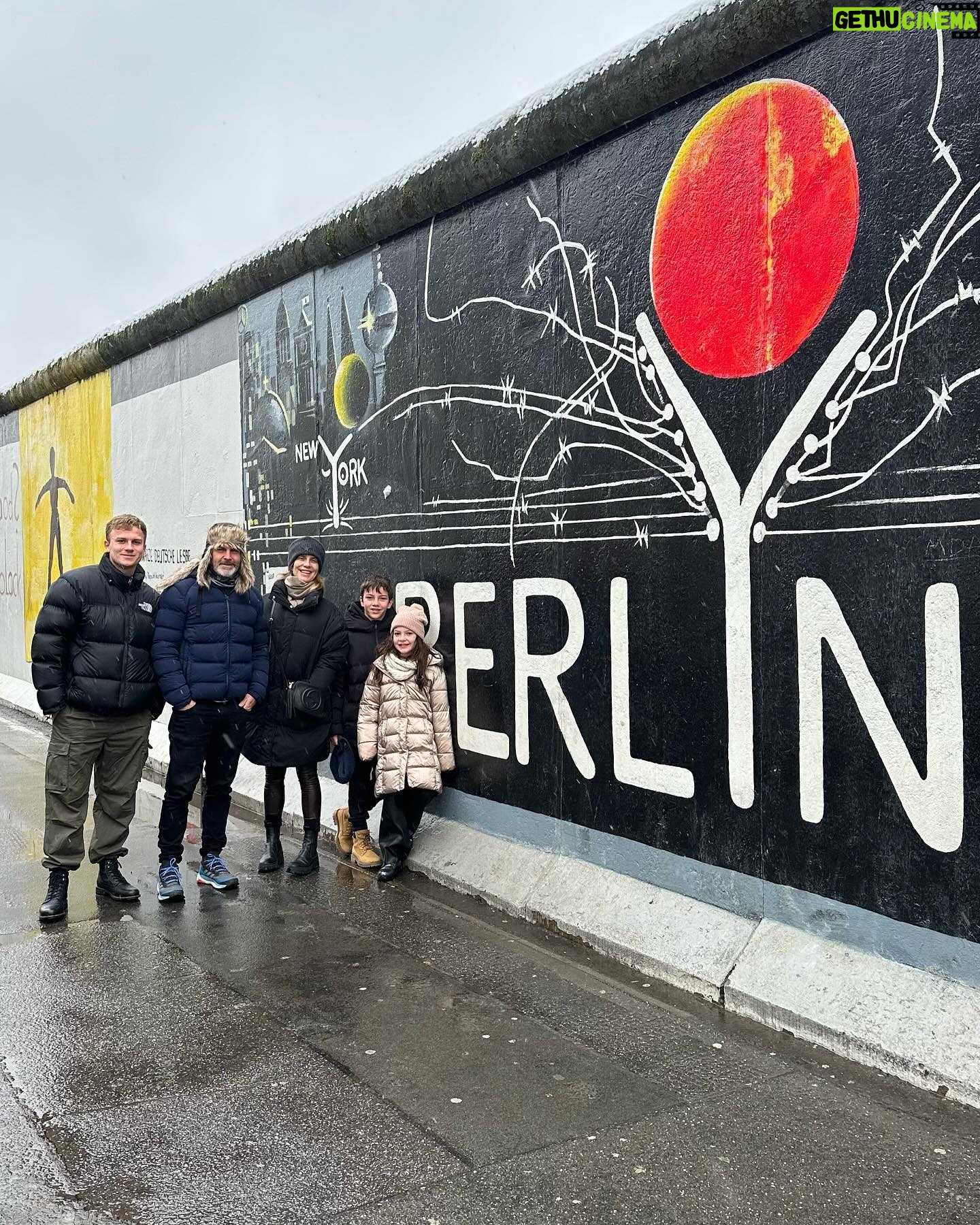 Diana Bolocco Instagram - Berlín. 🇩🇪 Que ciudad más alucinante. Increíble pensar que estuvo dividida por casi tres décadas!! Quedan muchas muestras de los bombardeos de la segunda guerra y del muro además de un montón de memoriales y museos para que no nos olvidemos nunca de las atrocidades que se cometieron. 🙏🏻🙏🏻🙌🏻🙌🏻❤️❤️ Foto 1- Restos del muro de Berlín:🥲. Célebre beso de Brezhnev (ex líder soviético) y Honecker (ex primer ministro Alemán). 2- Otra parte del muro 3- Puente de Oberbaum 4- Catedral Luterana 5- Mi familia y la Catedral 😜 6- Mercadito navideño y Palacio Real 7- Memorial a los judíos de Europa asesinados durante la segunda guerra 8- Memorial 9- Otro trozo del muro 10- Nieve en Berlín 🥶❄️ #shotoniphone