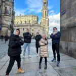 Diana Bolocco Instagram - Dresden con actitud…. Esta ciudad alemana fue completamente bombardeada al final de la segunda guerra. Lo increíble es que fue reconstruida (20 años después del fin de la guerra) exactamente igual que la ciudad original! Hasta usaron las piedras que quedaron!!! (Se nota en los edificios que hay algunas piedras más oscuras). Impresionante. 🇩🇪🇩🇪 #shotoniphone