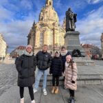 Diana Bolocco Instagram - Dresden con actitud…. Esta ciudad alemana fue completamente bombardeada al final de la segunda guerra. Lo increíble es que fue reconstruida (20 años después del fin de la guerra) exactamente igual que la ciudad original! Hasta usaron las piedras que quedaron!!! (Se nota en los edificios que hay algunas piedras más oscuras). Impresionante. 🇩🇪🇩🇪 #shotoniphone