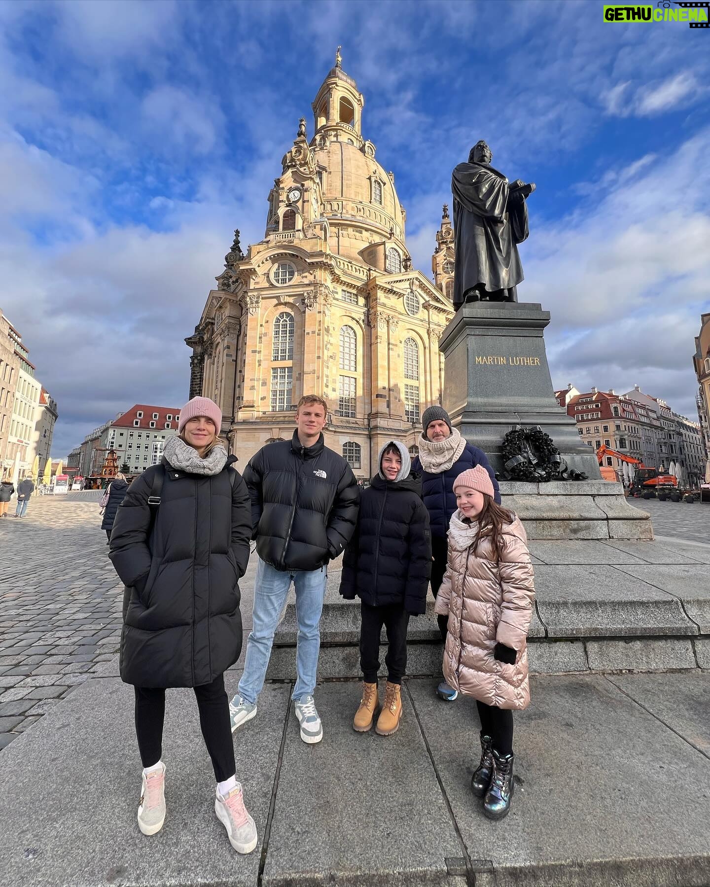 Diana Bolocco Instagram - Dresden con actitud…. Esta ciudad alemana fue completamente bombardeada al final de la segunda guerra. Lo increíble es que fue reconstruida (20 años después del fin de la guerra) exactamente igual que la ciudad original! Hasta usaron las piedras que quedaron!!! (Se nota en los edificios que hay algunas piedras más oscuras). Impresionante. 🇩🇪🇩🇪 #shotoniphone