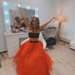 Diana Bolocco Instagram - Hay años para aprender y desafiarse y años de disfrute y tranquilidad. El segundo fue uno de esos años para mí. No significa que no haya aprendido, ni me haya desafiado, ni haya tenido momentos tristes y dolorosos. Por supuesto que los tuve, pero principalmente fui tremendamente feliz! Me levanté todos los días con la certeza de que estoy donde quiero y con quienes quiero estar. Qué maravillosa sensación!!! Gracias al universo por este año maravilloso. Entregué lo mejor de mí en cada cosa que hice y todo fluyó de maravillas. Y sobre todo, recibí tanto, tanto amor!!!! De mi familia, de mis amigos de la vida, de mis compañeros de trabajo y de todos ustedes queridos amigos virtuales!!! 2023, estoy lista para dejarte partir y más que preparada para recibirte 2024. Y a ustedes mis queridos, les deseo lo mejor!!!! Dejen aquello que les hace mal y rodeense sólo de quienes les sumen. Miles de abrazos y besos!!!! #vamospormás #quevengael2024