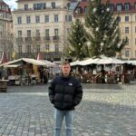 Diana Bolocco Instagram - Dresden con actitud…. Esta ciudad alemana fue completamente bombardeada al final de la segunda guerra. Lo increíble es que fue reconstruida (20 años después del fin de la guerra) exactamente igual que la ciudad original! Hasta usaron las piedras que quedaron!!! (Se nota en los edificios que hay algunas piedras más oscuras). Impresionante. 🇩🇪🇩🇪 #shotoniphone