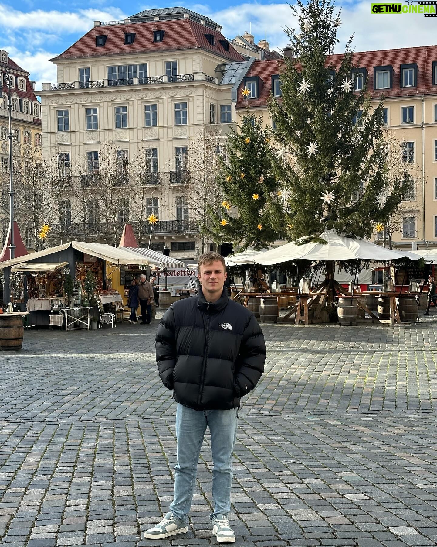 Diana Bolocco Instagram - Dresden con actitud…. Esta ciudad alemana fue completamente bombardeada al final de la segunda guerra. Lo increíble es que fue reconstruida (20 años después del fin de la guerra) exactamente igual que la ciudad original! Hasta usaron las piedras que quedaron!!! (Se nota en los edificios que hay algunas piedras más oscuras). Impresionante. 🇩🇪🇩🇪 #shotoniphone
