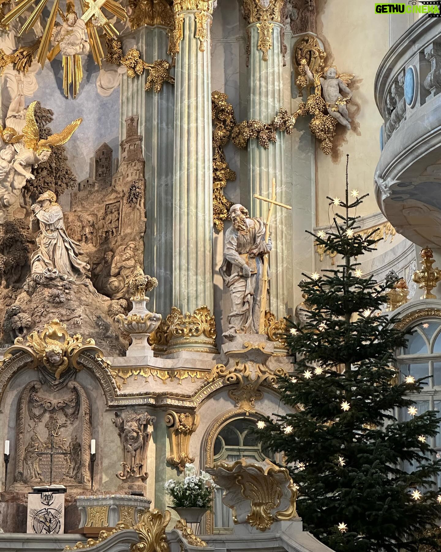 Diana Bolocco Instagram - Dresden con actitud…. Esta ciudad alemana fue completamente bombardeada al final de la segunda guerra. Lo increíble es que fue reconstruida (20 años después del fin de la guerra) exactamente igual que la ciudad original! Hasta usaron las piedras que quedaron!!! (Se nota en los edificios que hay algunas piedras más oscuras). Impresionante. 🇩🇪🇩🇪 #shotoniphone