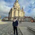Diana Bolocco Instagram - Dresden con actitud…. Esta ciudad alemana fue completamente bombardeada al final de la segunda guerra. Lo increíble es que fue reconstruida (20 años después del fin de la guerra) exactamente igual que la ciudad original! Hasta usaron las piedras que quedaron!!! (Se nota en los edificios que hay algunas piedras más oscuras). Impresionante. 🇩🇪🇩🇪 #shotoniphone