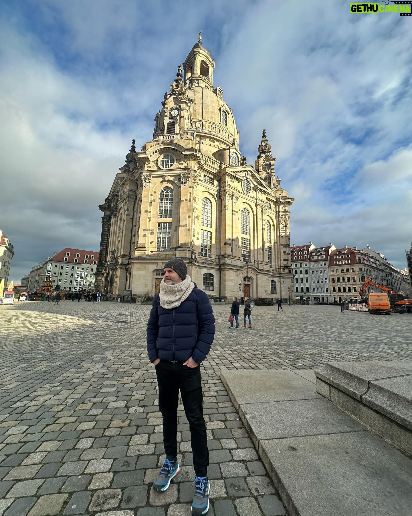 Diana Bolocco Instagram - Dresden con actitud…. Esta ciudad alemana fue completamente bombardeada al final de la segunda guerra. Lo increíble es que fue reconstruida (20 años después del fin de la guerra) exactamente igual que la ciudad original! Hasta usaron las piedras que quedaron!!! (Se nota en los edificios que hay algunas piedras más oscuras). Impresionante. 🇩🇪🇩🇪 #shotoniphone