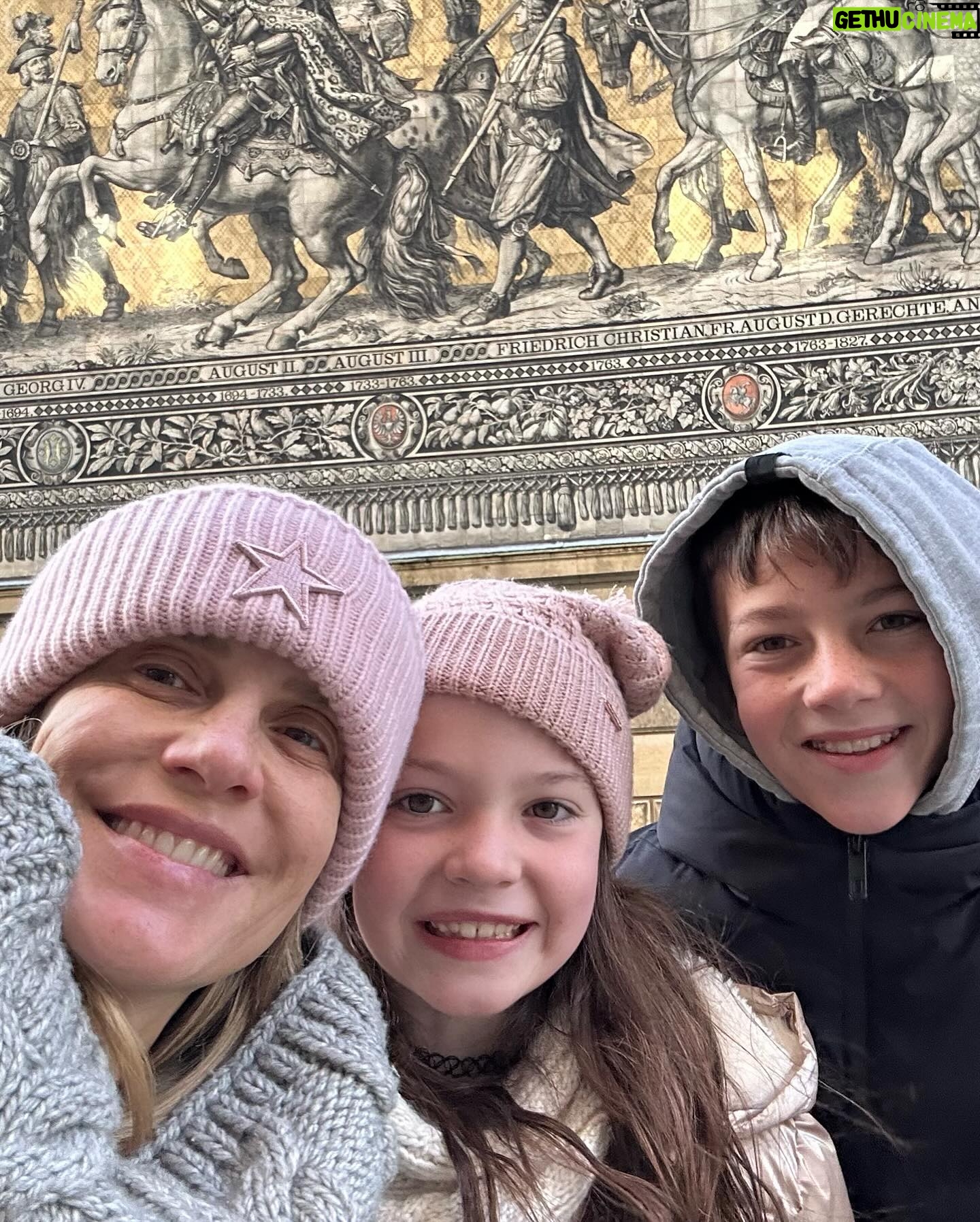 Diana Bolocco Instagram - Dresden con actitud…. Esta ciudad alemana fue completamente bombardeada al final de la segunda guerra. Lo increíble es que fue reconstruida (20 años después del fin de la guerra) exactamente igual que la ciudad original! Hasta usaron las piedras que quedaron!!! (Se nota en los edificios que hay algunas piedras más oscuras). Impresionante. 🇩🇪🇩🇪 #shotoniphone
