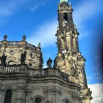 Diana Bolocco Instagram - Dresden con actitud…. Esta ciudad alemana fue completamente bombardeada al final de la segunda guerra. Lo increíble es que fue reconstruida (20 años después del fin de la guerra) exactamente igual que la ciudad original! Hasta usaron las piedras que quedaron!!! (Se nota en los edificios que hay algunas piedras más oscuras). Impresionante. 🇩🇪🇩🇪 #shotoniphone