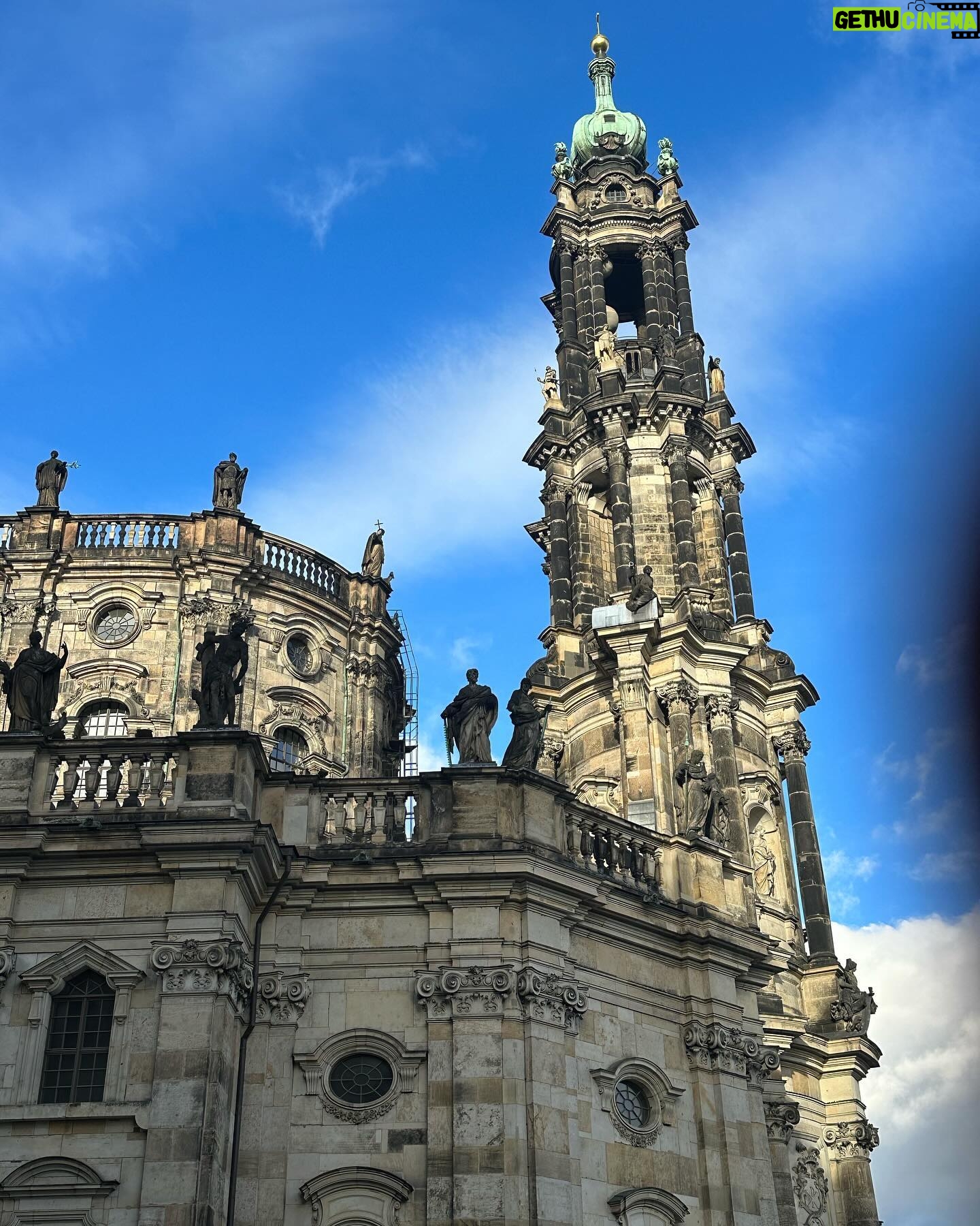 Diana Bolocco Instagram - Dresden con actitud…. Esta ciudad alemana fue completamente bombardeada al final de la segunda guerra. Lo increíble es que fue reconstruida (20 años después del fin de la guerra) exactamente igual que la ciudad original! Hasta usaron las piedras que quedaron!!! (Se nota en los edificios que hay algunas piedras más oscuras). Impresionante. 🇩🇪🇩🇪 #shotoniphone