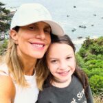 Diana Bolocco Instagram - Mi niña hermosa. Espero que vayas donde quieras ir, por el camino que elijas y al ritmo que desees. Espero que nadie nunca te diga que no puedes hacer algo, postular a algún trabajo o vestirte de cierta manera. Te quiero dar las alas más grandes para que puedas volar y espero que nunca nadie te las quite o siquiera lo intente. Te quiero en todas tus formas, con todos tus matices y espero que el mundo lo valore como mereces. Te quiero libre y feliz. Te quiero segura y confiada. Te quiero sana y viva. A ti y a todas las niñas del mundo. #8marzo #8m