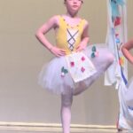 Diana Bolocco Instagram - Mi niña bailarina tuvo su presentación!!! Se esforzó tanto y quedó tan feliz con el resultado! Y nosotros…. Ultra orgullosos!!! Después de la segunda foto vienen algunos de sus momentos en el escenario 🩰 🩰🩰🩰🩰 @crissancheztv