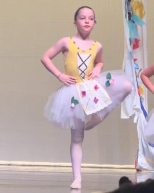 Diana Bolocco Instagram - Mi niña bailarina tuvo su presentación!!! Se esforzó tanto y quedó tan feliz con el resultado! Y nosotros…. Ultra orgullosos!!! Después de la segunda foto vienen algunos de sus momentos en el escenario 🩰 🩰🩰🩰🩰 @crissancheztv