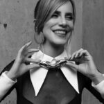 Diana Bolocco Instagram - Y acá mi versión Merlina (hasta con mano en el cuello 😂😂😂😂😂. No fue intencional! Me acabo de dar cuenta). En fin, disfruto mucho viéndome diferente y más he disfrutado en este maravilloso programa @gottalentchile. Hoy un nuevo e imperdible capítulo! Los esperamos!!!!!! Fotos @fernando.fotografias Styling @xsecall2 Pelo @danifeerstyle Maquillaje @paularoldan_makeup Vestuario @gladysgavilann Asistente vestuario @rayenvillablanca