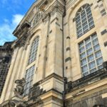 Diana Bolocco Instagram - Dresden con actitud…. Esta ciudad alemana fue completamente bombardeada al final de la segunda guerra. Lo increíble es que fue reconstruida (20 años después del fin de la guerra) exactamente igual que la ciudad original! Hasta usaron las piedras que quedaron!!! (Se nota en los edificios que hay algunas piedras más oscuras). Impresionante. 🇩🇪🇩🇪 #shotoniphone