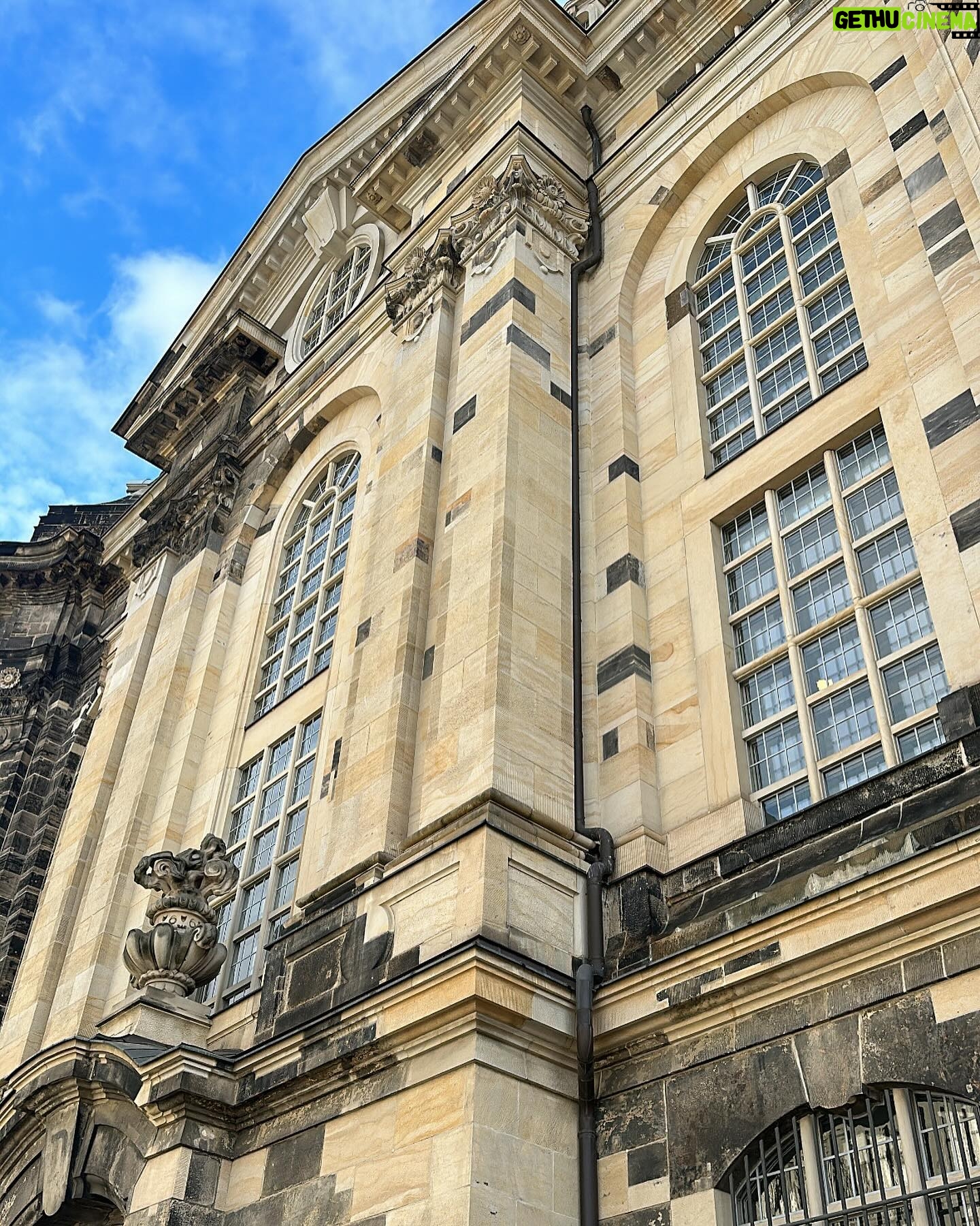 Diana Bolocco Instagram - Dresden con actitud…. Esta ciudad alemana fue completamente bombardeada al final de la segunda guerra. Lo increíble es que fue reconstruida (20 años después del fin de la guerra) exactamente igual que la ciudad original! Hasta usaron las piedras que quedaron!!! (Se nota en los edificios que hay algunas piedras más oscuras). Impresionante. 🇩🇪🇩🇪 #shotoniphone