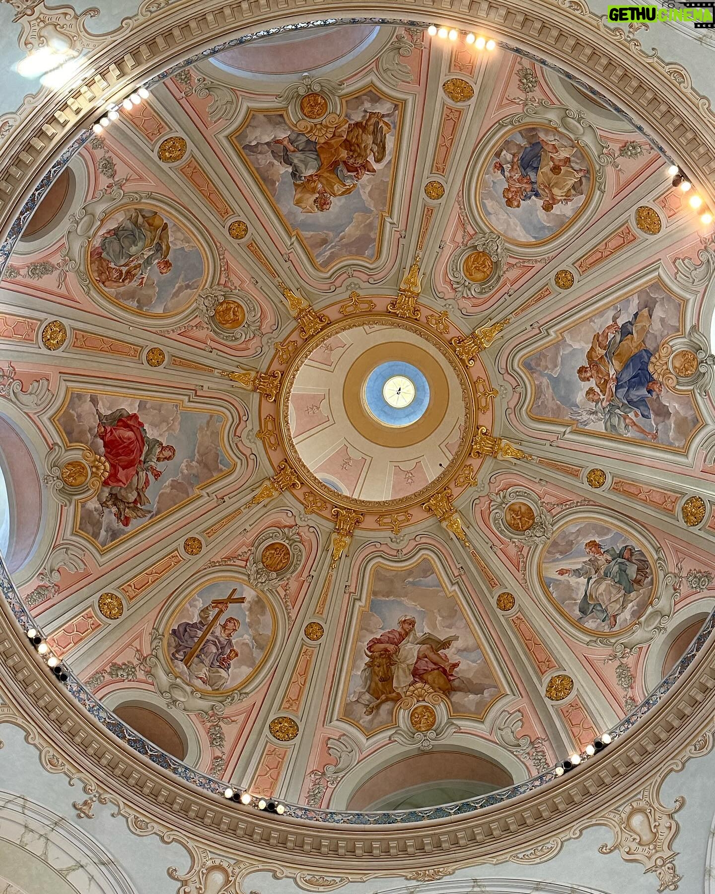 Diana Bolocco Instagram - Dresden con actitud…. Esta ciudad alemana fue completamente bombardeada al final de la segunda guerra. Lo increíble es que fue reconstruida (20 años después del fin de la guerra) exactamente igual que la ciudad original! Hasta usaron las piedras que quedaron!!! (Se nota en los edificios que hay algunas piedras más oscuras). Impresionante. 🇩🇪🇩🇪 #shotoniphone