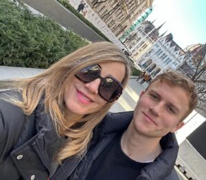 Diana Bolocco Instagram - El reencuentro. Parte 1: Budapest. 🖤🖤🖤🖤

#shotoniphone