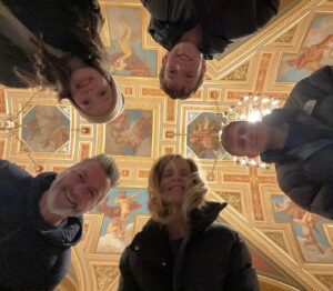 Diana Bolocco Instagram - El reencuentro. Parte 1: Budapest. 🖤🖤🖤🖤

#shotoniphone