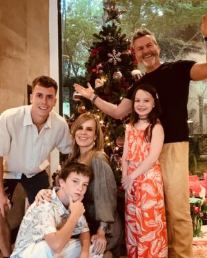 Diana Bolocco Instagram - Muy feliz navidad para toda esta maravillosa comunidad virtual! Que tengan una preciosa noche buena junto a sus familias. Los queremos mucho!!! 🎄❤️🎄❤️

#shotoniphone