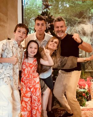 Diana Bolocco Instagram - Muy feliz navidad para toda esta maravillosa comunidad virtual! Que tengan una preciosa noche buena junto a sus familias. Los queremos mucho!!! 🎄❤️🎄❤️

#shotoniphone