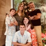 Diana Bolocco Instagram – Muy feliz navidad para toda esta maravillosa comunidad virtual! Que tengan una preciosa noche buena junto a sus familias. Los queremos mucho!!! 🎄❤️🎄❤️

#shotoniphone
