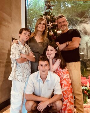 Diana Bolocco Instagram - Muy feliz navidad para toda esta maravillosa comunidad virtual! Que tengan una preciosa noche buena junto a sus familias. Los queremos mucho!!! 🎄❤️🎄❤️

#shotoniphone