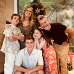 Diana Bolocco Instagram – Muy feliz navidad para toda esta maravillosa comunidad virtual! Que tengan una preciosa noche buena junto a sus familias. Los queremos mucho!!! 🎄❤️🎄❤️

#shotoniphone