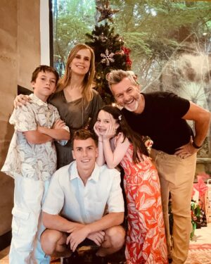 Diana Bolocco Instagram - Muy feliz navidad para toda esta maravillosa comunidad virtual! Que tengan una preciosa noche buena junto a sus familias. Los queremos mucho!!! 🎄❤️🎄❤️

#shotoniphone