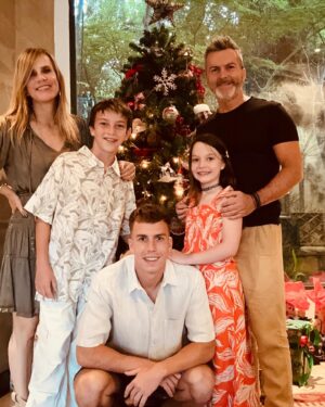 Diana Bolocco Instagram - Muy feliz navidad para toda esta maravillosa comunidad virtual! Que tengan una preciosa noche buena junto a sus familias. Los queremos mucho!!! 🎄❤️🎄❤️

#shotoniphone