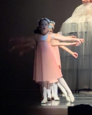 Diana Bolocco Instagram - Mi niña bailarina tuvo su presentación!!! Se esforzó tanto y quedó tan feliz con el resultado! Y nosotros…. Ultra orgullosos!!! Después de la segunda foto vienen algunos de sus momentos en el escenario 🩰 🩰🩰🩰🩰 @crissancheztv