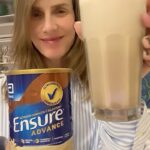 Diana Bolocco Instagram – Para terminar el mes de la salud muscular de la mejor manera, te enseño esta receta muy fácil y rica para cuidar tus músculos. Te prometo que dura sólo 1 minuto. Si quieres aprender a preparar otras cosas ricas y nutritivas para reforzar tu vitalidad, te recomiendo seguir a @EnsureChile
#MesdelaSaludMuscular#HMB #VidaActiva
