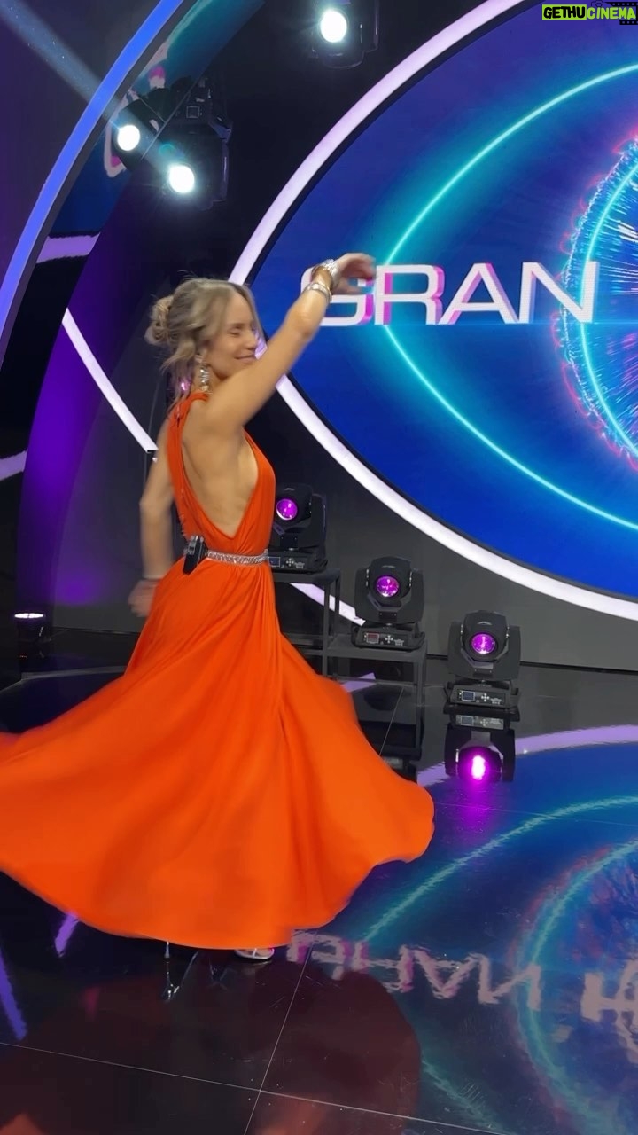 Diana Bolocco Instagram - Hoy, noche de eliminación! Nos vemos! @granhermanocl #granhermano Vestido @ripleychile Aros @lenna_cl Maquillaje @paularoldan_makeup Pelo @danifeerstyle Styling @xsecall2 Vestuario @marinaramg