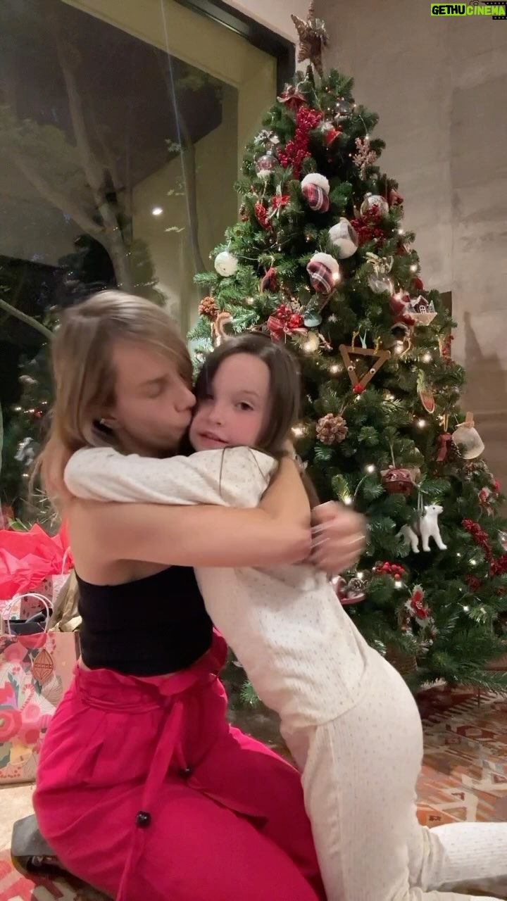 Diana Bolocco Instagram - Queda muy poco la navidad! Una de las cosas que más me gustaría regalar es fuerza y vitalidad. Y para eso no hay nada mejor que Ensure Advance! Feliz navidad para todos y espero que tengan un 2024 lleno de fuerza y vitalidad! @ensurechile #Navidad #EnsureChile #ExigeElOriginal