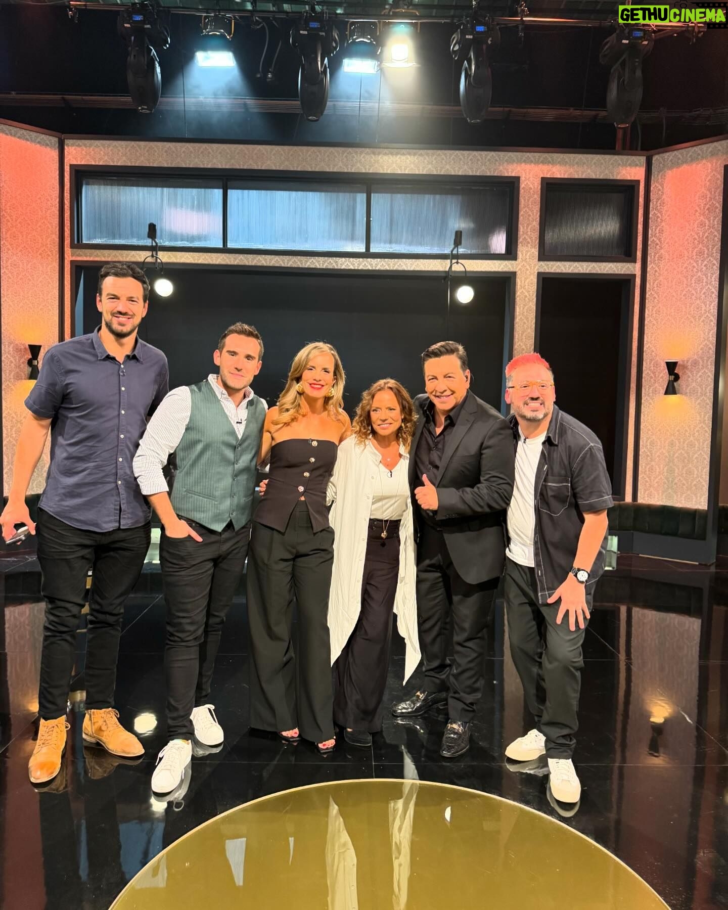 Diana Bolocco Instagram - Lo pasé muy bien anoche en PH promocionando el estreno de Got Talent Chile. Gracias a todo el equipo! @jcrodriguezoriginal @katysalosny @tomasvodanovic @flaitechileno @jaimefigueroabaez Top y pantalón: Marquis en @ripleychile Maquillaje @paularoldan_makeup Pelo @danifeerstyle