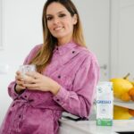 Diana Chaves Instagram - Fiquei a saber que as tampas estão entre os 5 objetos de plástico mais encontrados nos oceanos. A nova embalagem da Tetra Pak para o leite meio-gordo Gresso, além de facilitar a abertura e fecho com apenas um clique, permite que a tampa continue unida à embalagem. São pequenos passos que fazem a diferença. 🩵 @tetrapak_pt pub
