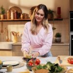 Diana Chaves Instagram - Omelete em fatias?!? A Nobre voltou a inovar… ou melhor, saiu da casca 😊 com esta deliciosa receita e campanha! #Fazercomgostoénobre 🥚 #NobreOmeletes #AproteinaSaiuDaCasca