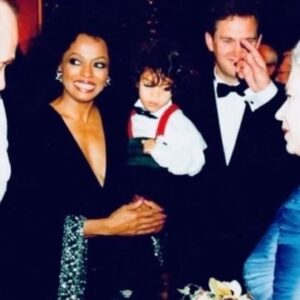 Diana Ross Instagram - “Thank You” to Her Majesty, The Queen. She devoted her life to her country and to the service of others. I am happy I was able to say thank you to Her Majesty at this year’s Platinum Jubilee. 

With love and condolences to all of her family, we all celebrate her life.